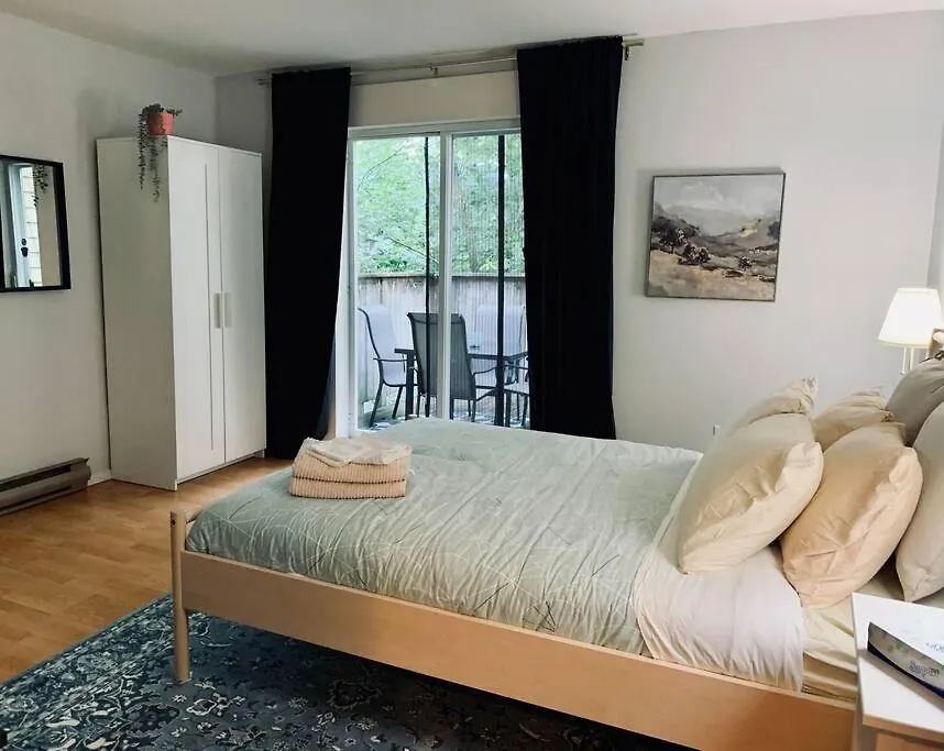 Charming 2-Bdrm Apt #4 With Balcony Halifax Apartment